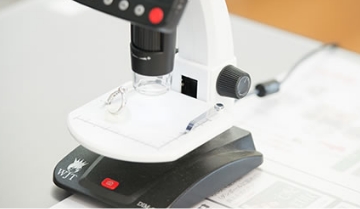 エコスタイルの査定士は、貴金属の査定の際には刻印の確認や専用の検査機器を使用します。刻印が見当たらないというものでも査定を行います。